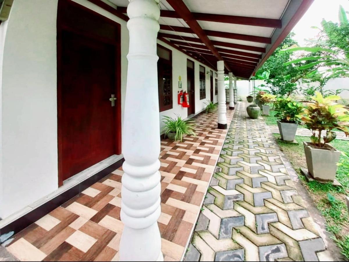 Dinu Lanka Resort Катунаяка Экстерьер фото
