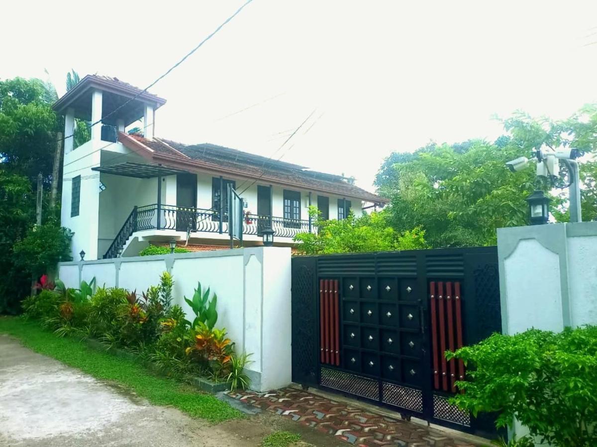 Dinu Lanka Resort Катунаяка Экстерьер фото