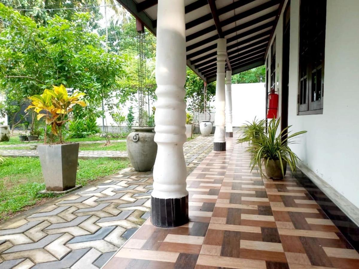 Dinu Lanka Resort Катунаяка Экстерьер фото