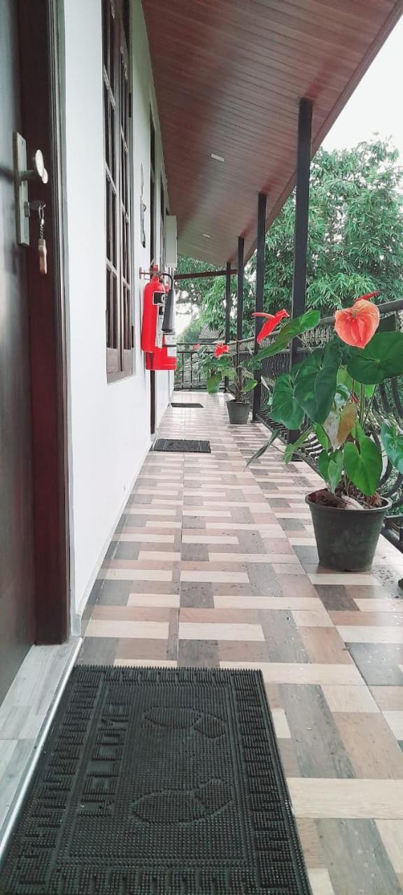 Dinu Lanka Resort Катунаяка Экстерьер фото